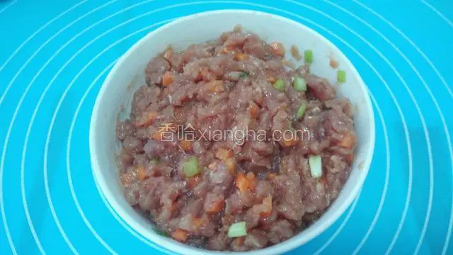 沿一个方向搅打，混合均匀。