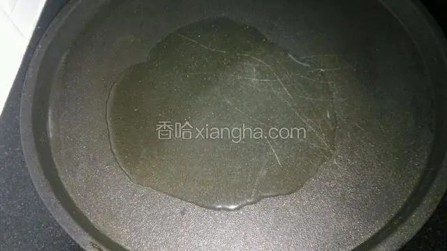 电饼铛放少许橄榄油。加热。