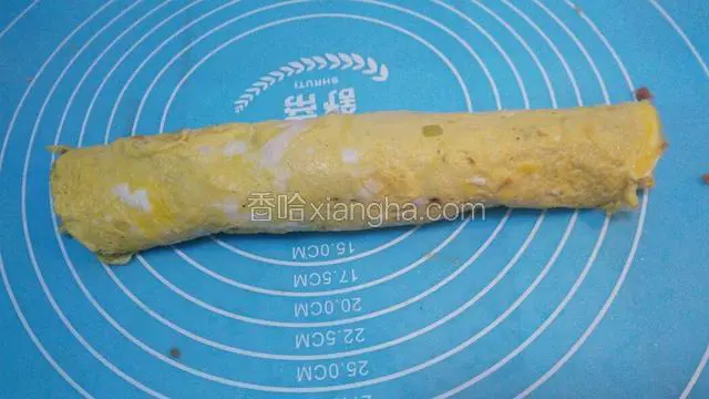 沿一侧卷起，卷成如图所示卷。