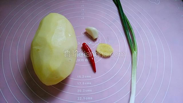 土豆一个去皮洗净。葱一棵、蒜头一瓣、姜一片、小米椒一个都洗净。