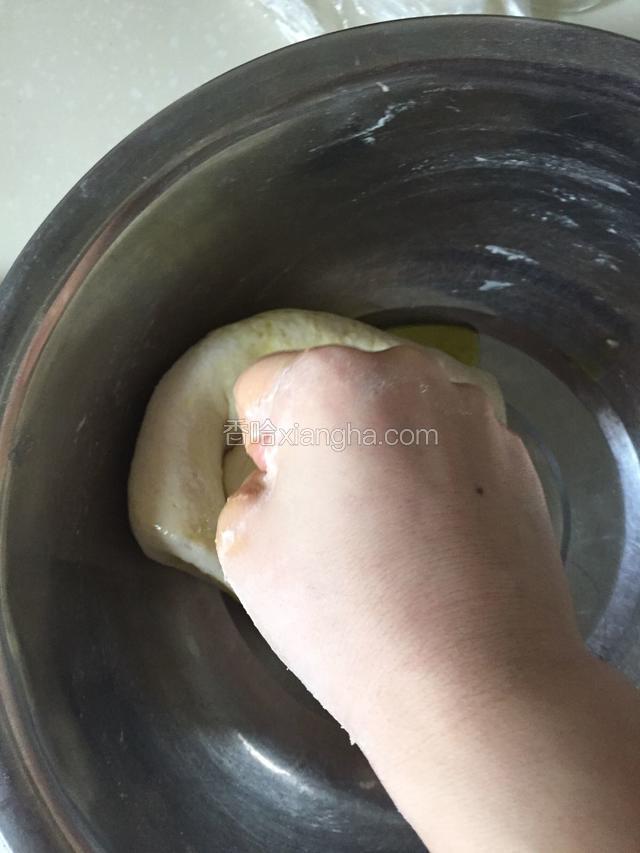 这时候面团比较硬，再加入10克水，同样是分次少量添加。兹进面团里，这个兹面的过程不能少。可以使面更劲道。揉5分钟后，盖上保鲜膜松弛10分钟。然后再揉5分钟，重复这个动作3次。