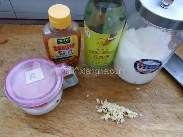 准备调味料，蒜切碎备用