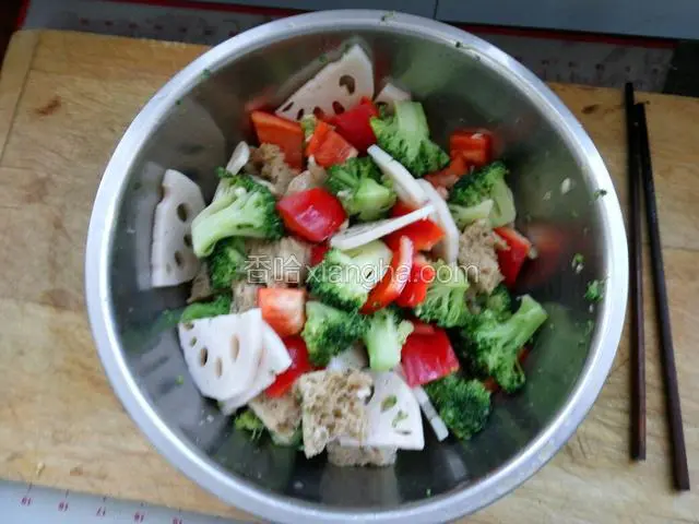 然后把所有食材和蒜末放入盆中