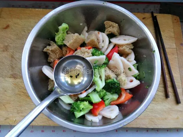 在加入少许调料油和几滴香油拌均匀