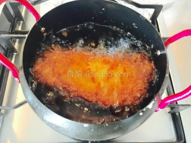 油170度左右，放猪排进油锅，途中翻一次过来，一共炸5～7分钟