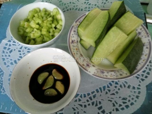 配制面码，芹菜碎焯水备用