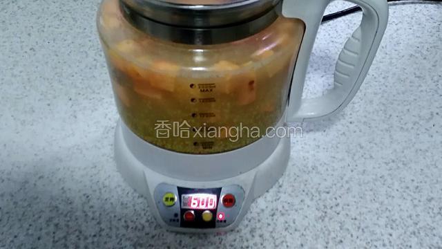 再放入红薯块煮十分钟左右至熟关火。