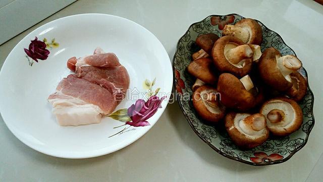 准备食材，把猪肉和香菇洗净备用。