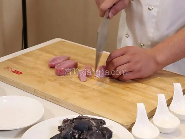 瘦肉切成小块。
