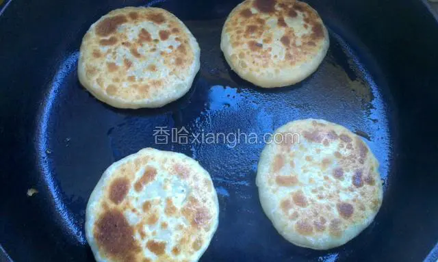 中间翻几次面，烙制饼两面焦黄