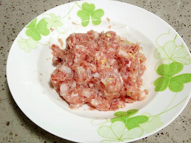 把肉剁成末放入盐，少许生抽、水淀粉抓匀腌制一会儿。