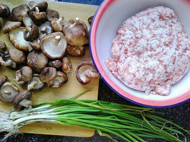 准备肉馅的材料。香菇，香葱，猪肉末。