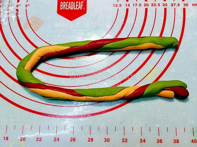 如不是做花式，或一部分麵團做花式，剩下的三色麵團搓成長條形，並將三色的麵條扭在一起