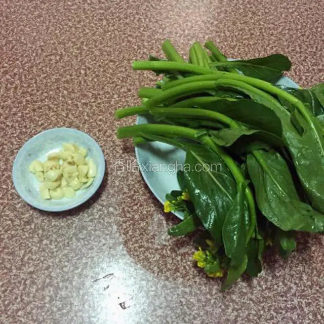 油菜花去头洗净备用，蒜头去皮切碎备用