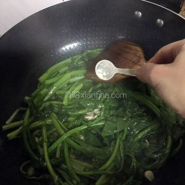 翻炒至断生后加入鸡粉