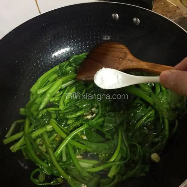 加入盐，翻炒均匀后装盘即可食用