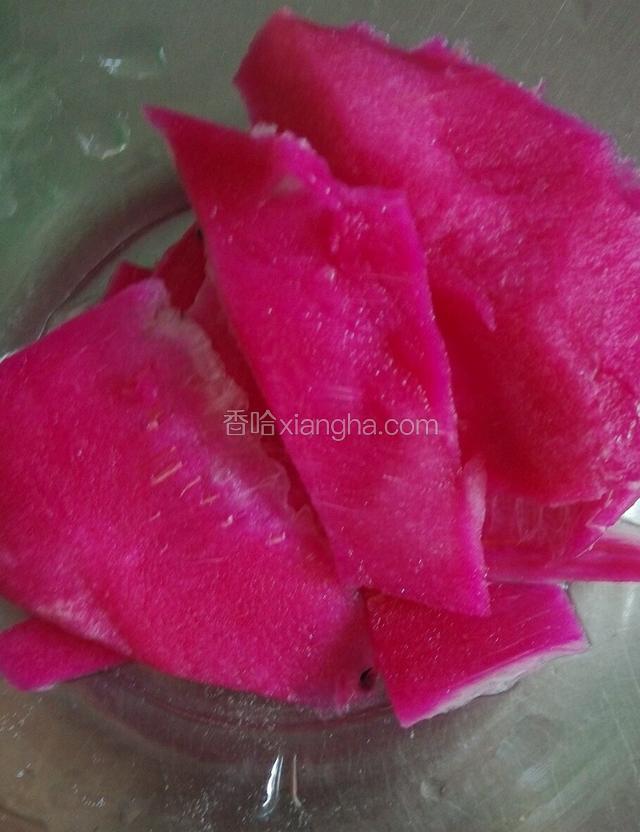 把果皮去掉最外层皮后再去掉果肉 备用 (先去外层 再剥掉果肉 )