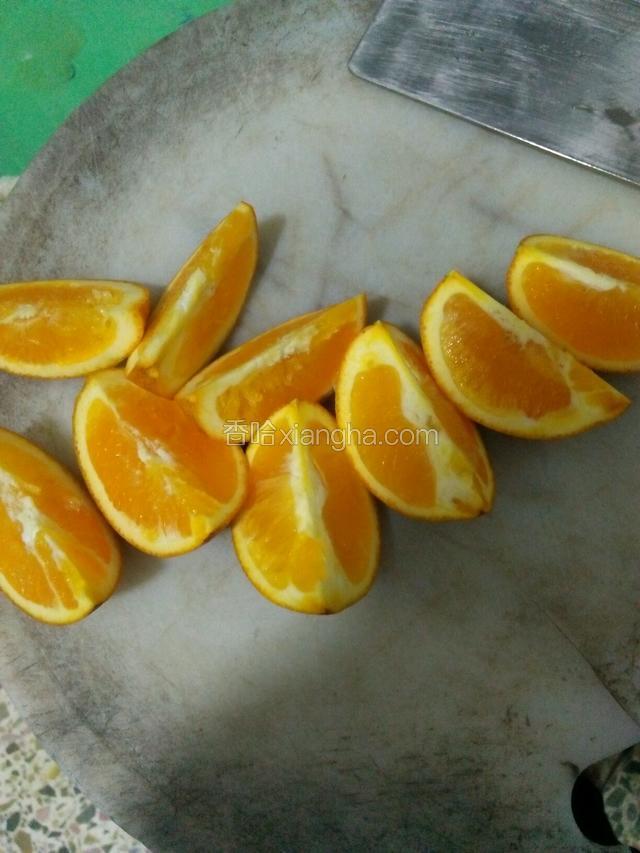 先把橙切成小块。