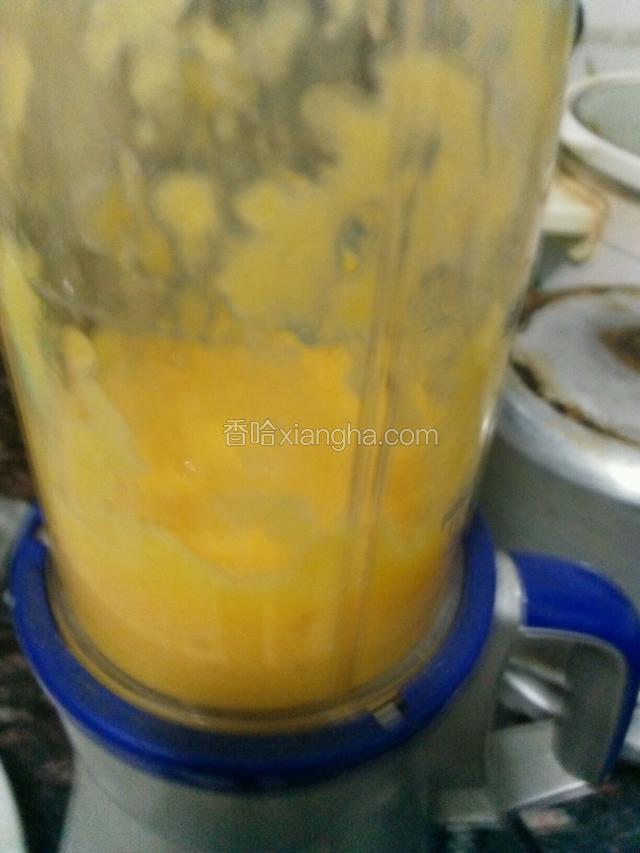接着再把橙肉放入果汁机搅拌成果酱。