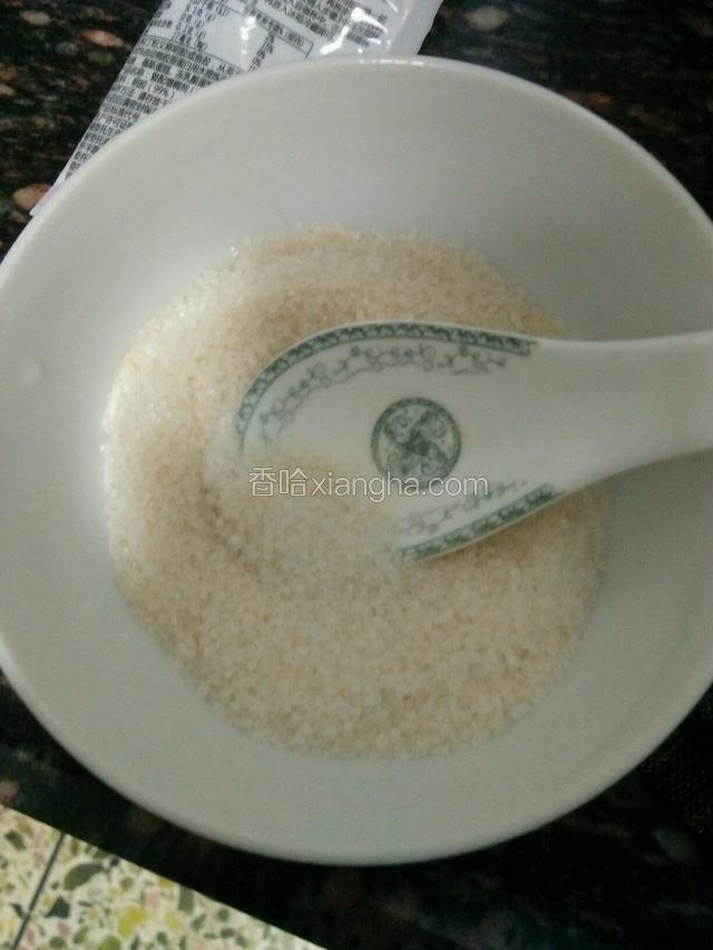 吉利丁粉加入白糖拌匀备用。