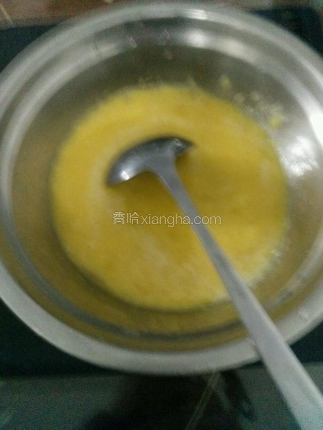 打好的果酱放入锅里用小火煮。