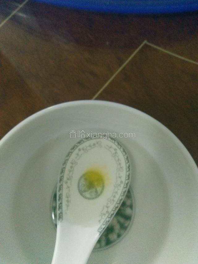 煮到锅里的果酱稠时放入吉利丁和白糖。再煮到滴一滴到冷水会凝固就可以了！