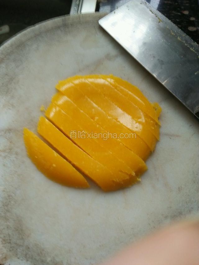 放凉后入冰箱冷藏1小时就可以切小块吃了。