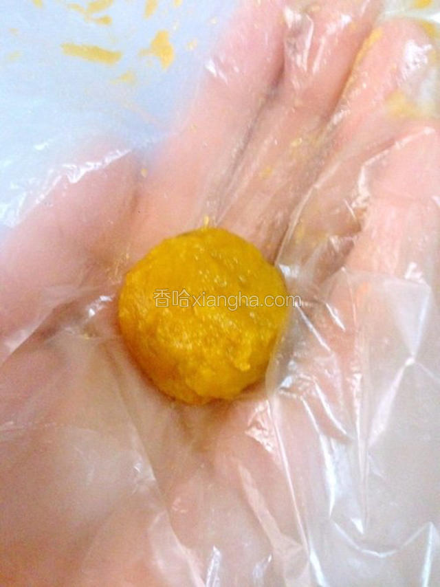 用保鲜膜挪圆