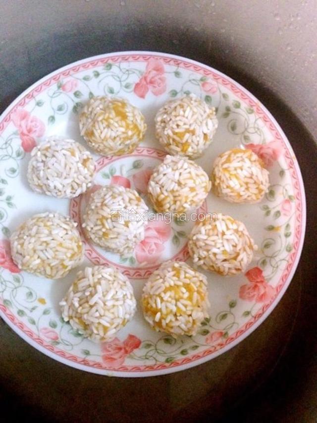 大火烧开蒸15分钟即可，枸杞装饰一下