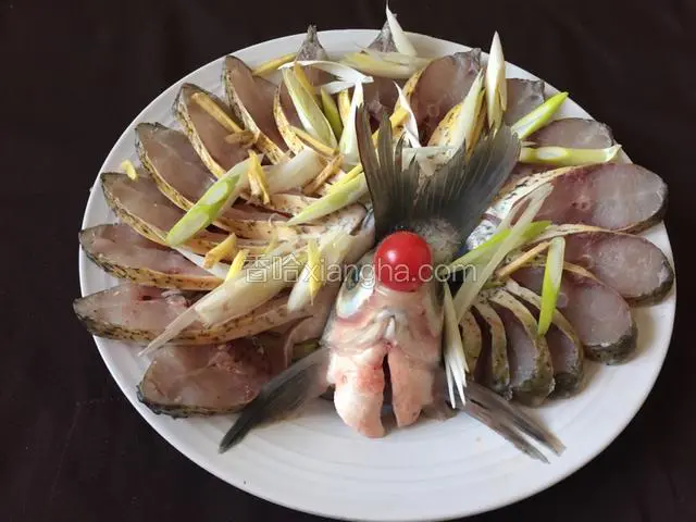 造型完毕，将葱段，姜丝再次均匀的撒在鱼身，鱼嘴里放一颗圣女果，锅烧开水，盖好锅盖蒸八分钟，中间不要掀锅，蒸好的鱼不要急于端出，再焖两分钟
