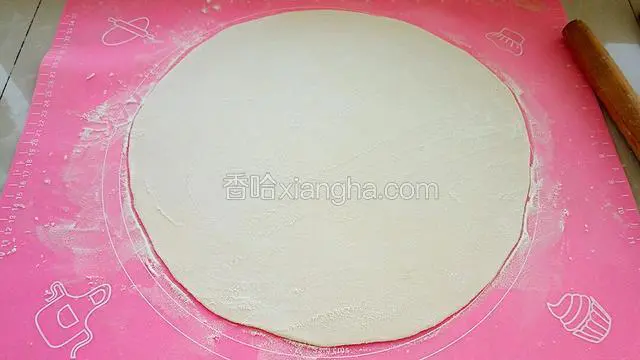 把醒好的面团揉匀后擀成大圆片，两面要多撒些面粉防粘。（圆片的薄厚决定了面条粗细程度，薄一些面条会细，反之就会粗些。）