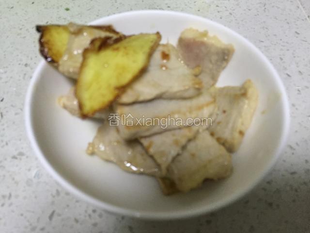 炒至肉片两面微焦，出锅