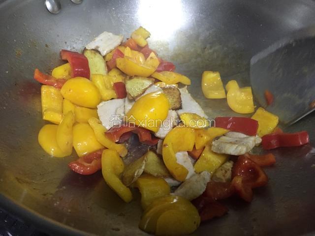 然后加入刚才炒好的肉片炒均即可