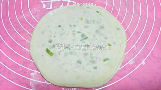 用擀面棍擀成饼即可