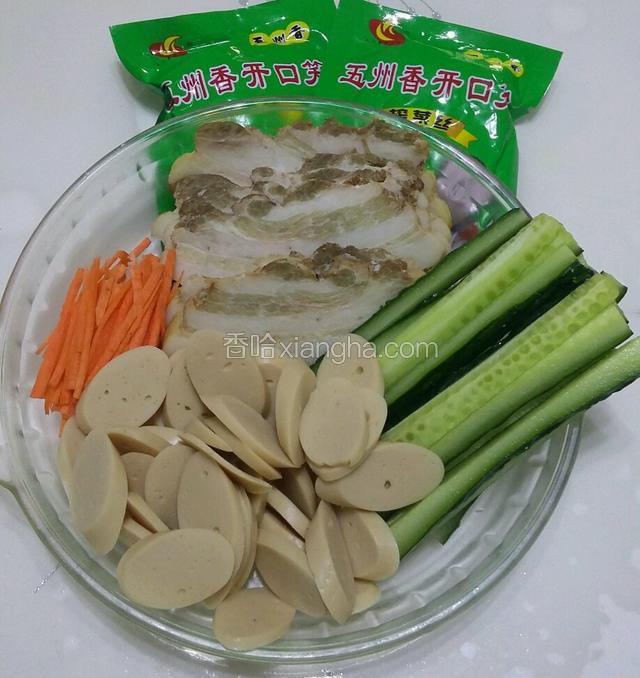把所有的材料切丝、切条、切片备用。
