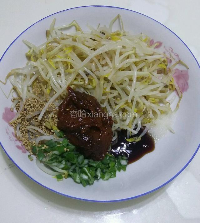 豆芽菜焯熟，放盐、白芝麻、葱花、豆瓣酱、牦油搅拌备用。