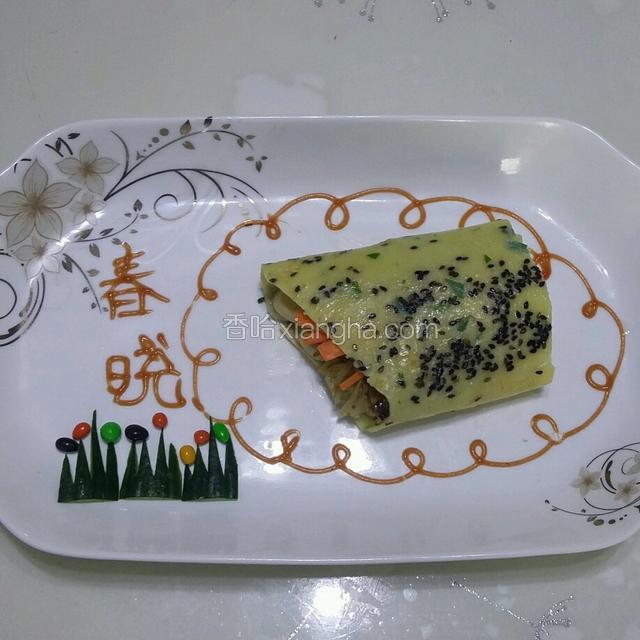 薰肉煎熟，所有的材料卷于饼中，切边修形装盘，《番茄酱是可以蘸着吃的》