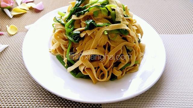 菠菜炒千张