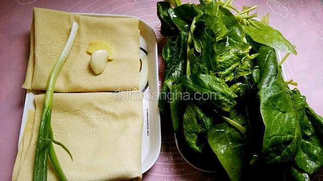 菠菜一把去根部摘洗干净。豆腐皮两张水冲洗干净。葱一棵、姜一片、蒜头一瓣都洗净备用。