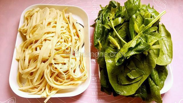 豆腐皮切丝，菠菜切成两段。