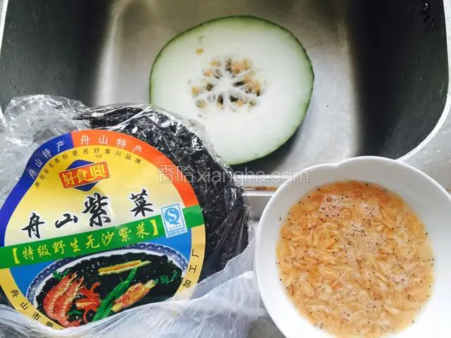 准备食材，干虾米用清水浸泡约五分钟。