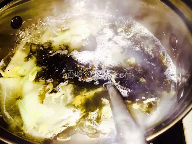 汤煮沸后转中火，约三分钟后冬瓜煮熟，下泡好洗净的虾米，然后调味，起锅前下紫菜。