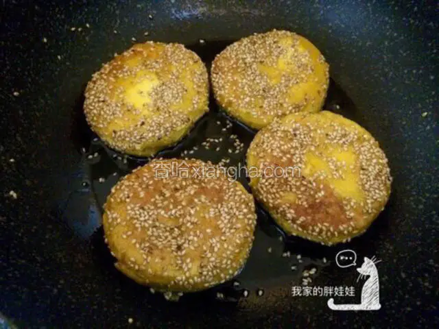 一面煎至金黄 再翻面煎至同样程度，然后再翻面，此时改小火慢煎，三、四分钟左右、再翻面同样操作至熟。