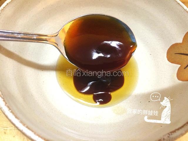 此时准备淋茄子的调料，放入香油，蚝油