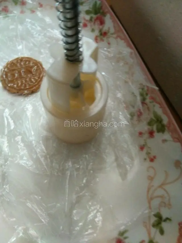 用50克的月饼模具压出形状。如果用100克月饼模具，就分成20克一个。