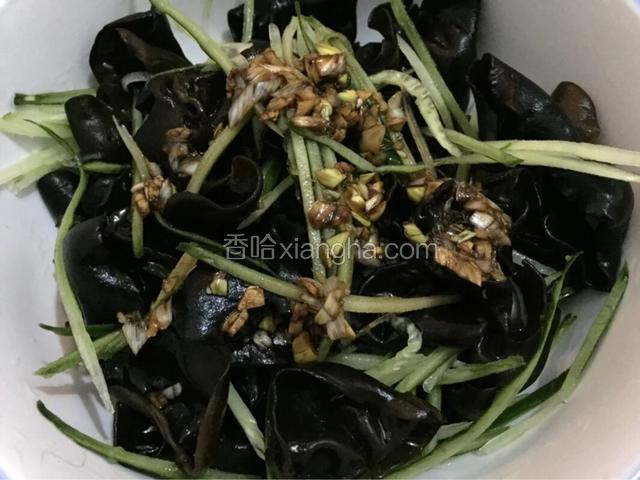 焯熟沥干水分的木耳倒入容器中，加入黄瓜丝，淋入调好的汁，搅拌均匀