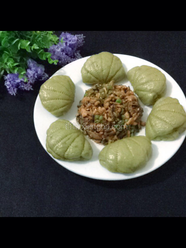 二次发酵完成后，上开水锅蒸十分钟，吃时夹上香菇肉末，真是无比美味呢。
