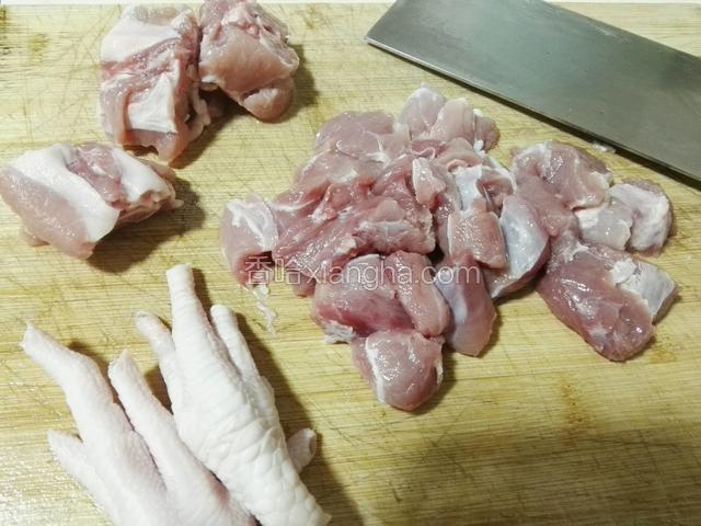 猪腱肉剁块，鸡爪去甲。