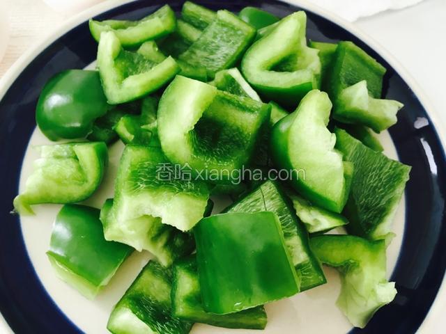 把青椒洗净切片备用