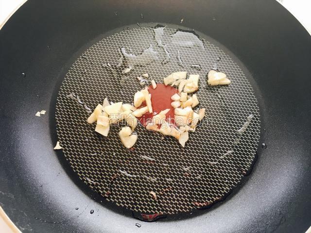 锅内倒入少许油，把蒜末爆香